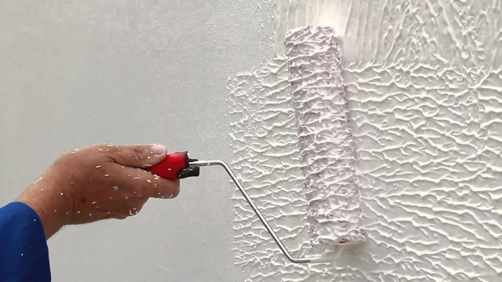 Rolo de tinta pintando parede